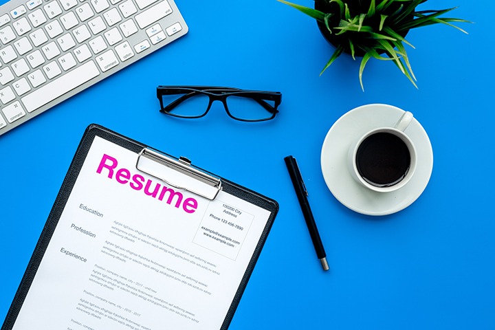 3 Pros and Cons to Bringing a Resume to an Interview